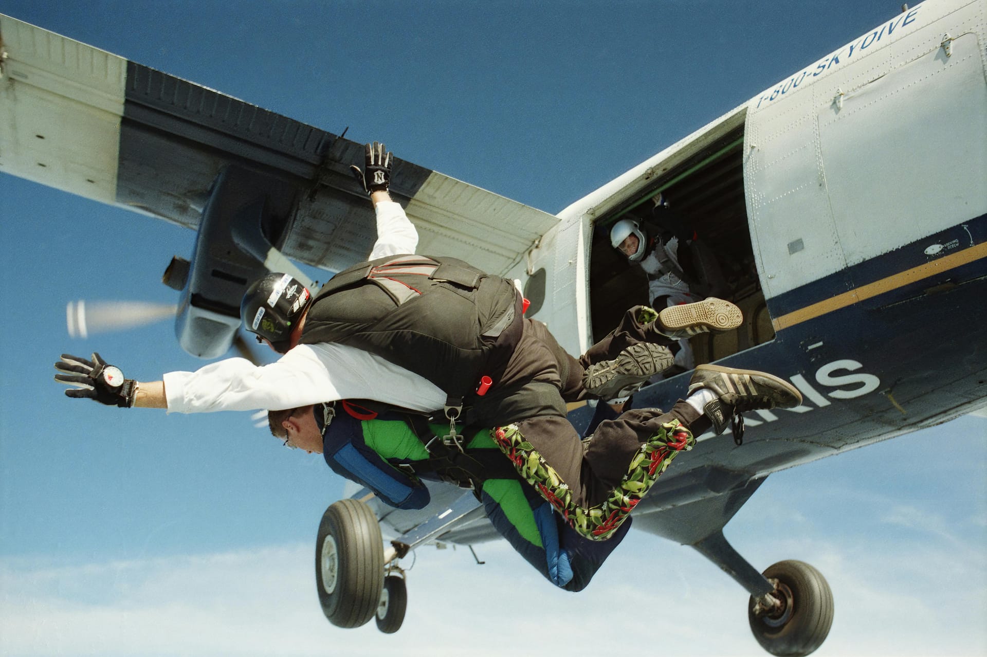 Image of sky divers overcoming fear and doing it anyway